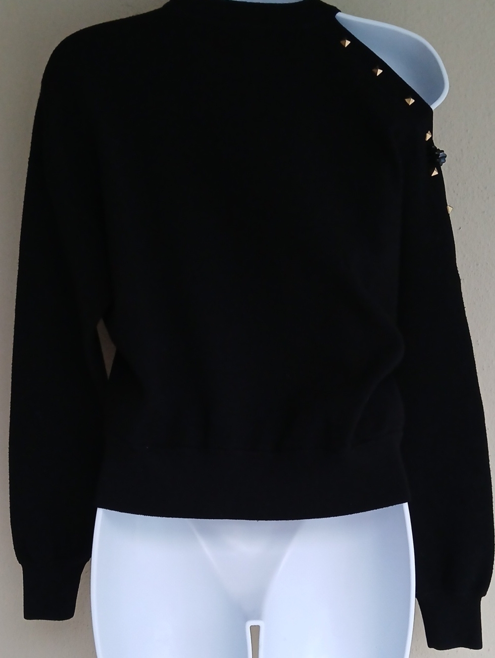 Alice + Olivia Michael Crewneck Pullover with Cut Shoulder in BLACK XS - Picture 7 of 8